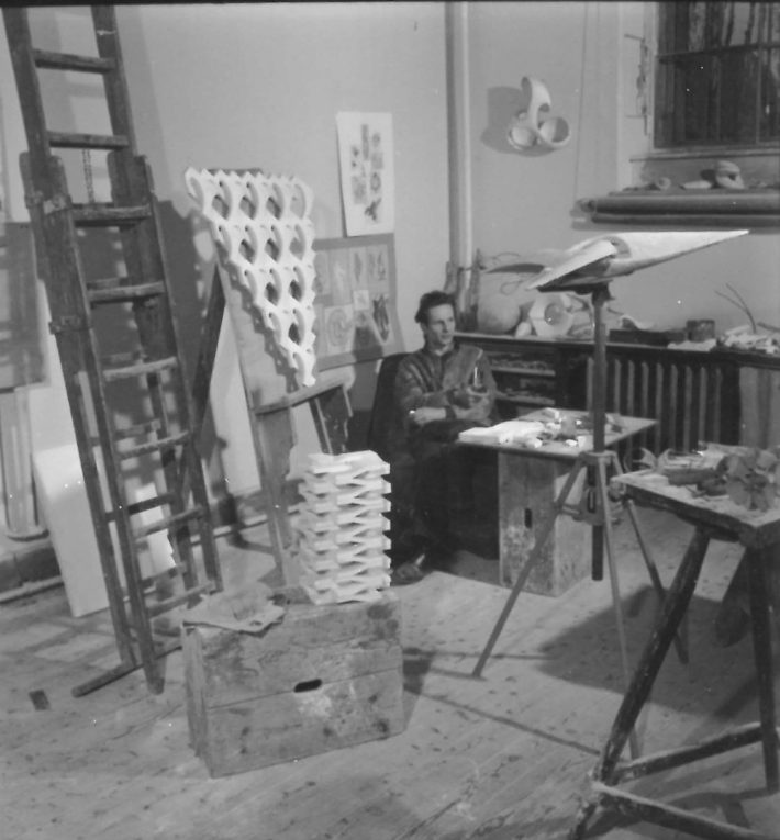 Walter Zeischegg, Blick in sein Wiener Atelier, um 1949. c HfG-Archiv / Museum Ulm, Nachlass Zeischegg