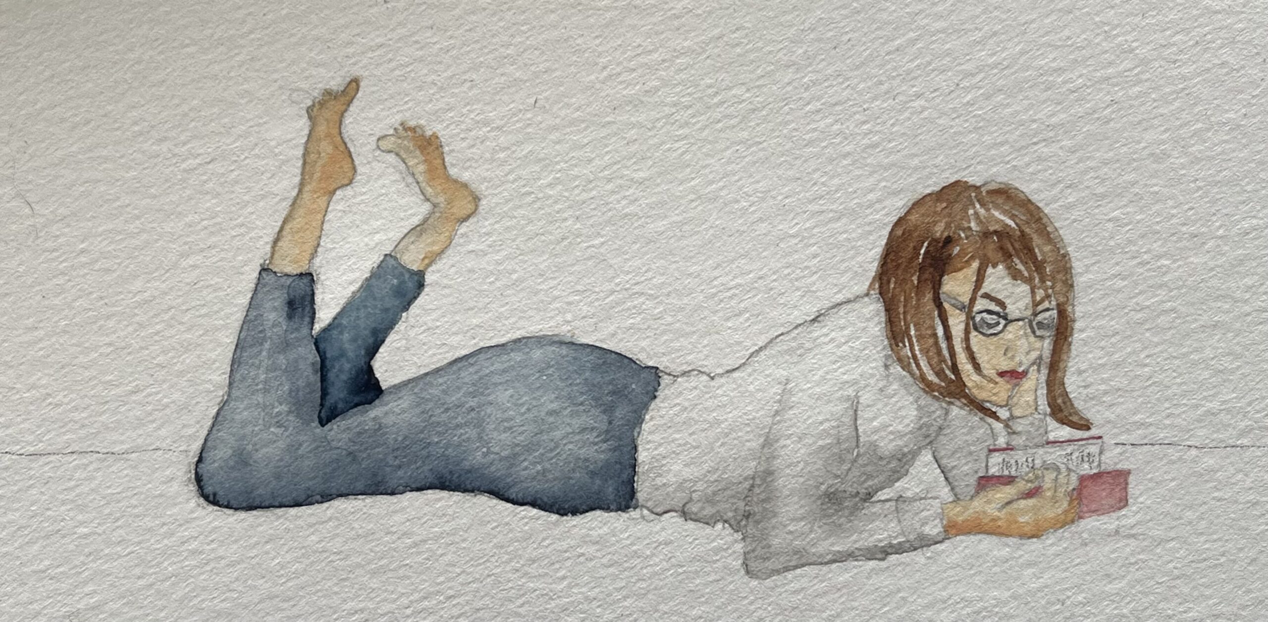 Junge Frau, auf dem Bauch liegend, lesend. Aquarellierte Zeichung. Zeichnung: Christiane Wachsmann