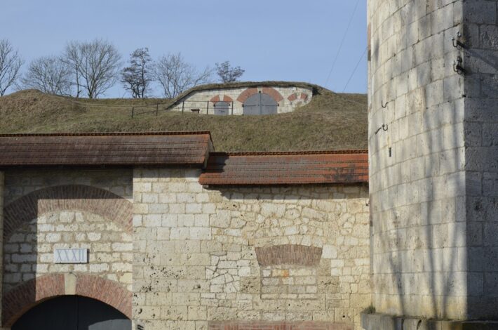 Das Fort Oberer Kuhberg in Ulm, Mauerwerk und Dächerlandschaft. Foto: Christiane Wachsmann